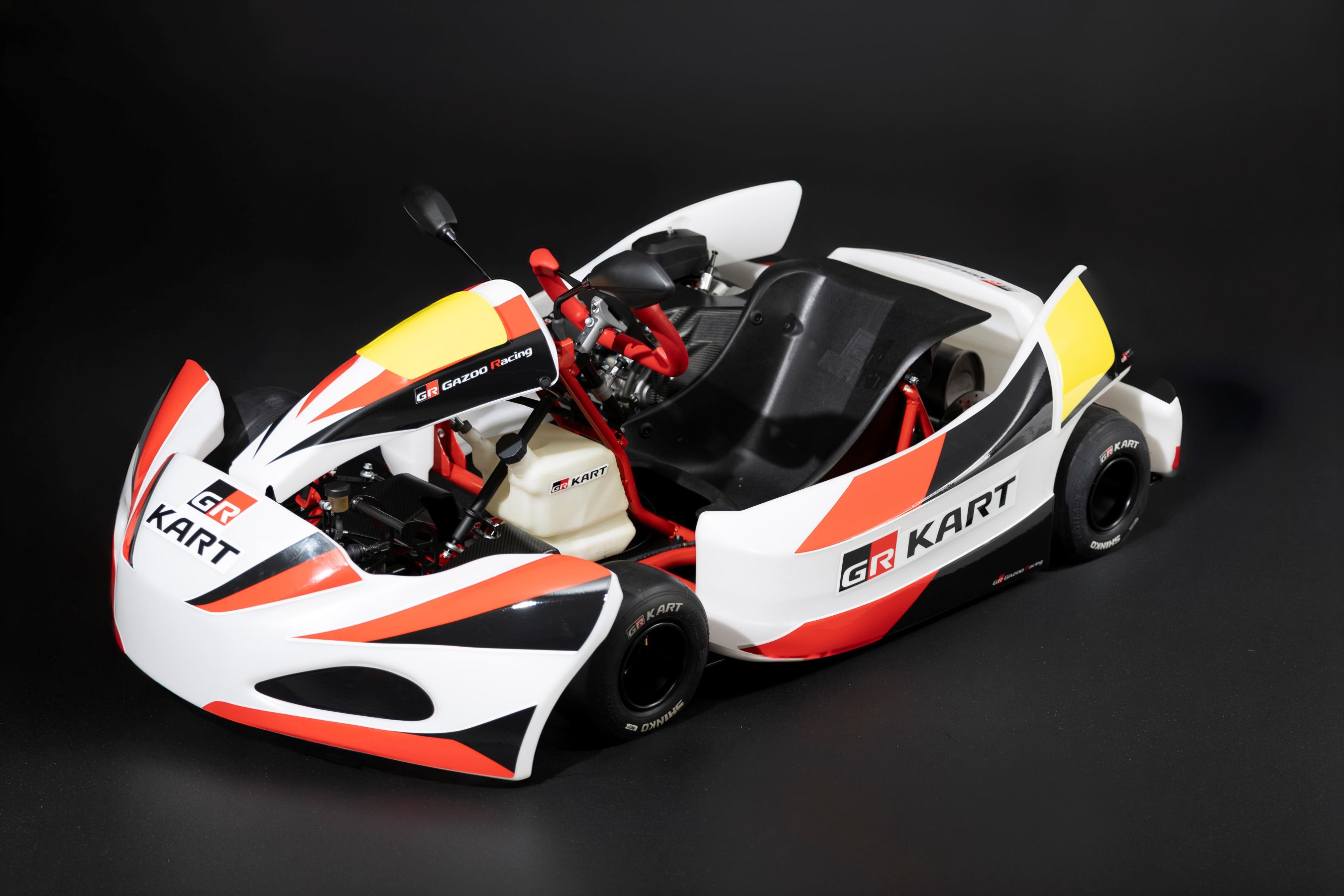 白と赤のボディをまとったGR KARTの車両全体